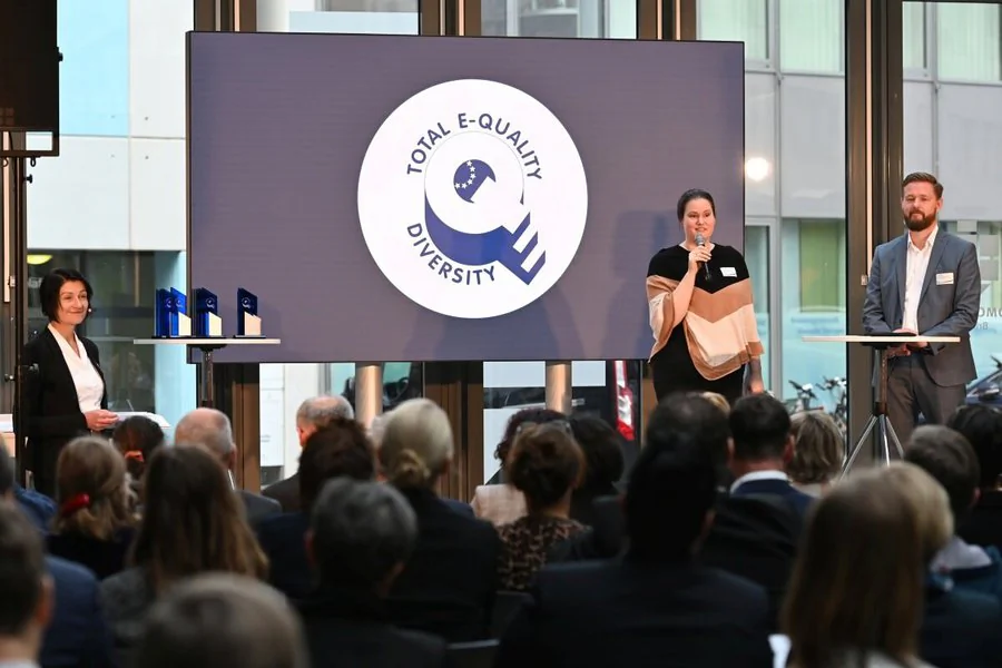 Eine Person hält eine Präsentation vor einer Zuschauermenge