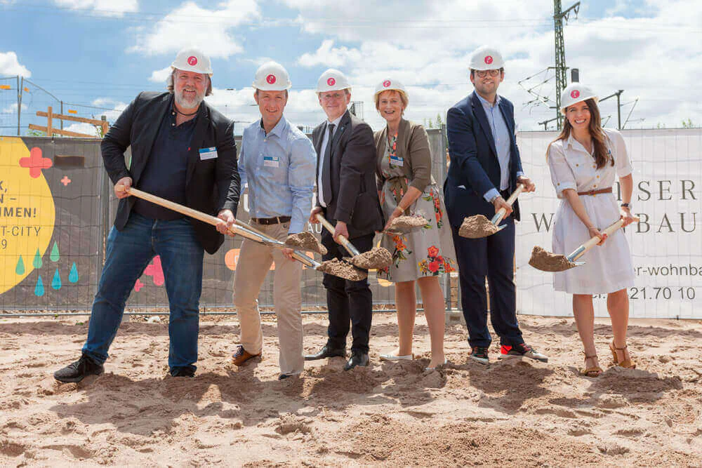 v.l.: Marco Nussbaum (Gründer und CEO prizeotel), Steffen Linnert (Beigeordneter der Stadt Erfurt), Ministerpräsident Bodo Ramelow, Sabine Wosche (GF LEG), Maximilian May (GF May & Co.), Valentina Kerst (Wirtschafts-Staatssekretärin) v.l.: Marco Nussbaum (Gründer und CEO prizeotel), Steffen Linnert (Beigeordneter der Stadt Erfurt), Ministerpräsident Bodo Ramelow, Sabine Wosche (GF LEG), Maximilian May (GF May & Co.), Valentina Kerst (Wirtschafts-Staatssekretärin)