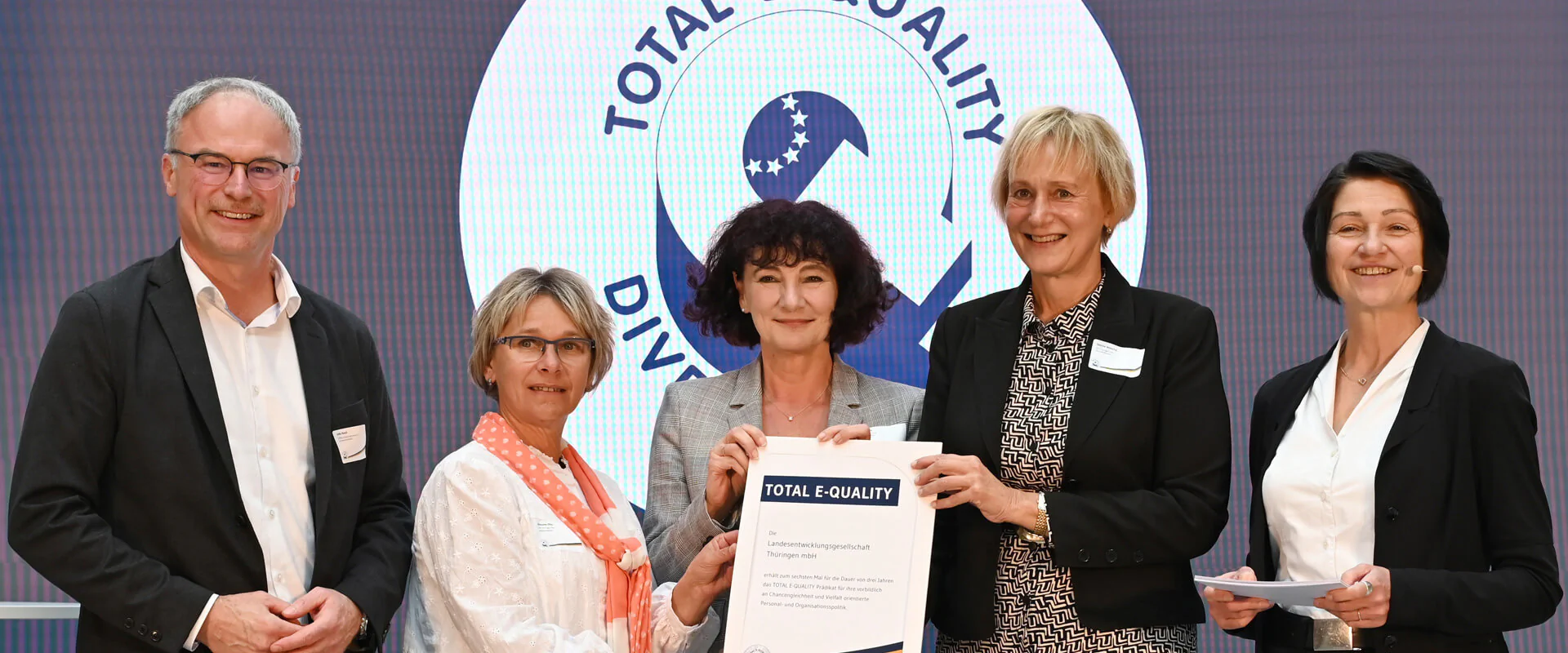 Bereits 6. Mal wurde die LEG für ihr erfolgreiches Engagement mit dem TOTAL E-Quality Prädikat ausgezeichnet. Bildbeschreibung / description: Bereits 6. Mal wurde die LEG für ihr erfolgreiches Engagement mit dem TOTAL E-Quality Prädikat ausgezeichnet.