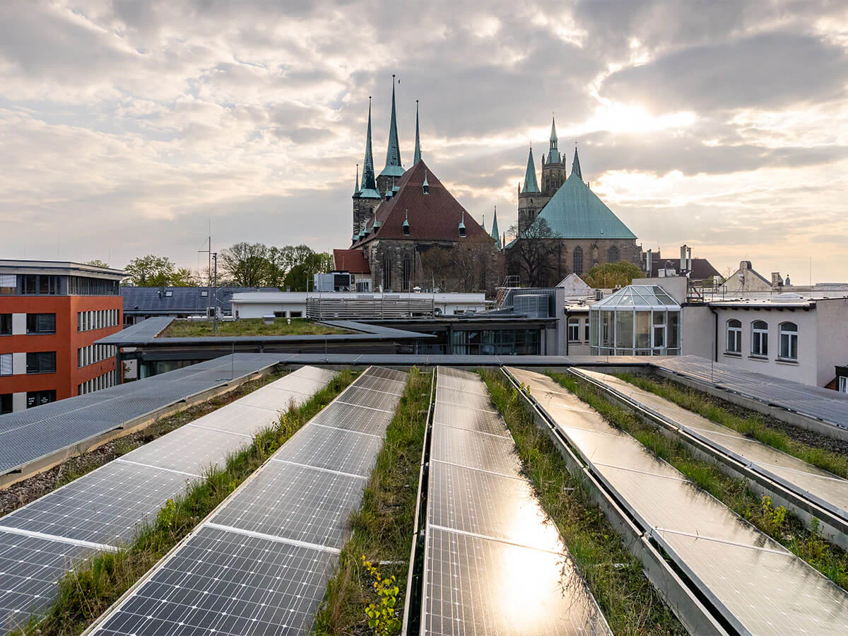 LEG grün: Solarfpanels auf dem Betriebsgebäude Bildbeschreibung / description: LEG grün: Solarfpanels auf dem Betriebsgebäude